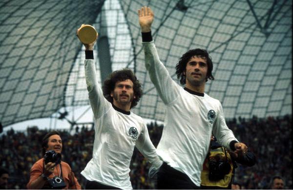 Gerd Müller en Paul Breitner, winst WK Finale 1974